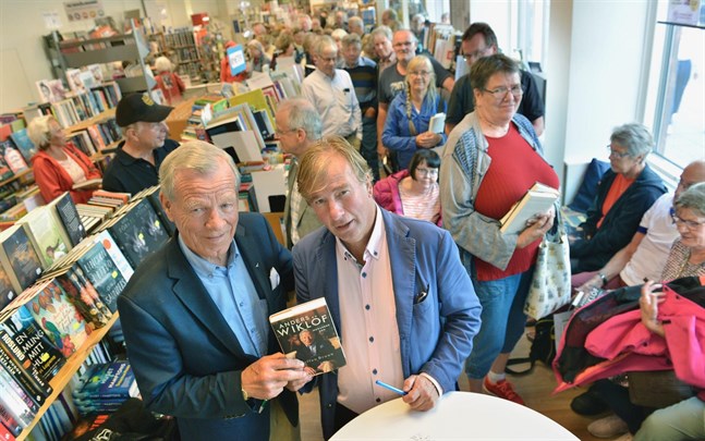 Anders Wiklöf och Staffan Bruun fick göra ett digert signeringsarbete.