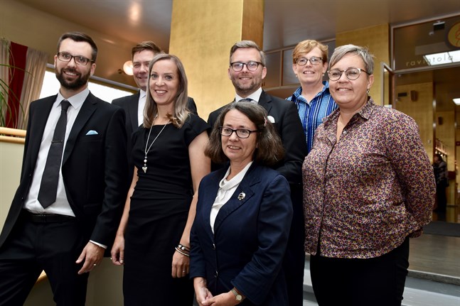 Riksdagsledamöterna Johan Kvarnström (SDP), Thomas Blomqvist (SFP), Sandra Bergqvist (SFP), Mats Löfström (Ålands Center) krävde tillsammans med experten Christina Gestrin, socialrådet Viveca Arrhenius och minister Nina Fellman (Ålands socialdemokrater) att språklagen ska respekteras.