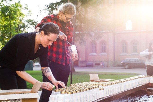 Alexandra Sippus-Baliukoniene och Rasmus Anderssén från Suicide Zero Finland vill att vi ska bli bättre på att prata om hur många som faktiskt begår självmord varje år.