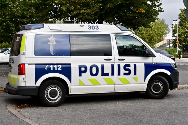 Polisen utreder händelsen i Borgå där en utomstående misshandlade rektorn på Pääskytien koulu på onsdag morgon.