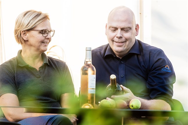 Anders och hans fru Eva firar 27-årig bröllopsdag på hans 50-årsdag. I höst inleder Anders studier för att utbilda sig till sommelier.