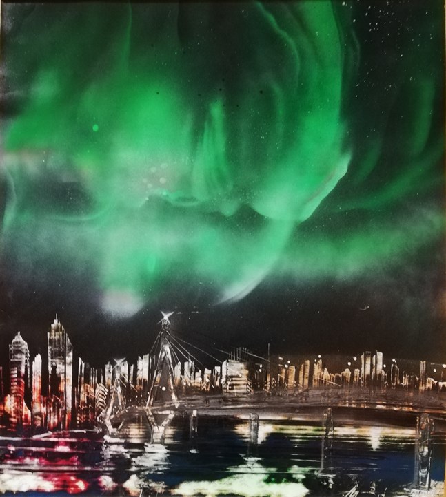 Mats Björkmans skildring av Replotbron med en storstadssiluett i bakgrunden och norrsken på himlen.