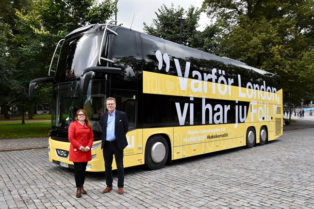 Den nya dubbeldäckaren i Åboregionens kollektivtrafik presenterades på torsdagsmorgonen. Åbos kollektivtrafikdirektör Sirpa Korte (till vänster) och företaget VDL Bus & Coach Finlands försäljningschef Timo Vainio berättade om fordonet under en provtur.