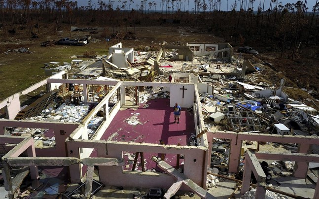 En pastor står i ruinerna av sin raserade kyrka vid High Rock på Grand Bahama.