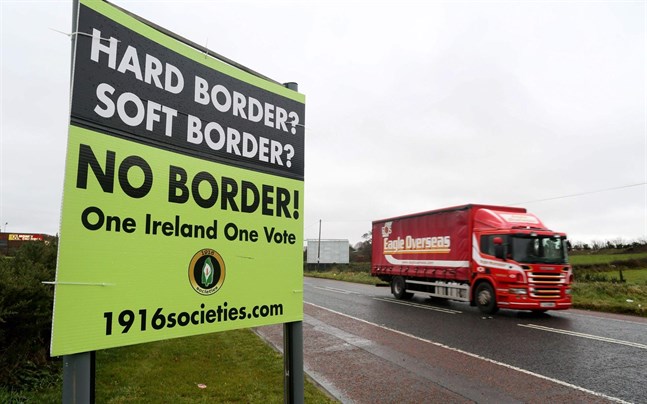 En skylt som vill ena hela Irland har placerats nära Newry, vid gränsen mellan Nordirland och republiken Irland.