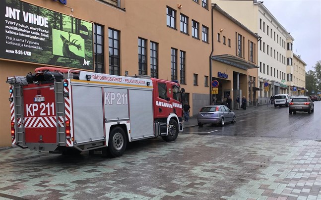 Den utrymda personalen hann knappt börja huttra i det kyliga oktoberregnet innan de fick lov att gå in igen.