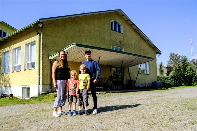Heidi Nyman med barnen Tommy och Simon Nyman. Till höger uf-medlemmen Kim Blåfield.