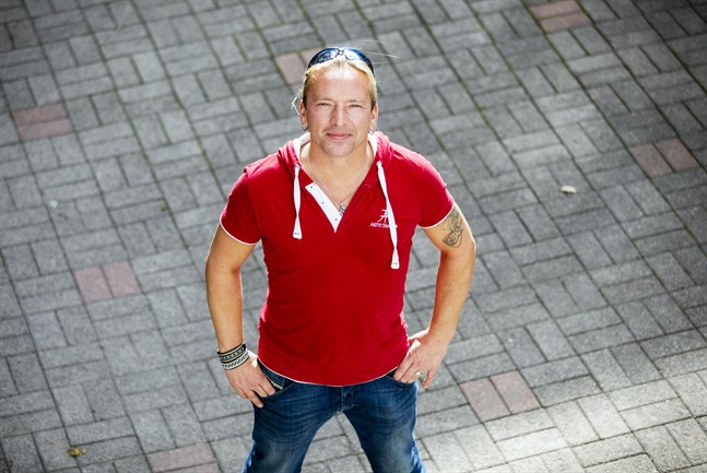 Nicke Sebbas är aktuell med singeln "Live your life", som får radiotid i Sverige denna vecka.