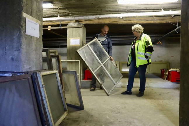 Rutor är inte bara rutor. Byggnadsforskaren Outi Orhanen och traditionsbyggaren Mikko Mäntymäki begrundar ett gammalt fönster – det ser risigt ut men går att rädda.