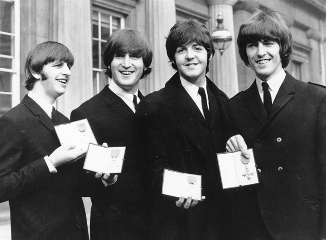 Ringo Starr, John Lennon, Paul McCartney och George Harrison vid Buckingham Palace i London 1965.