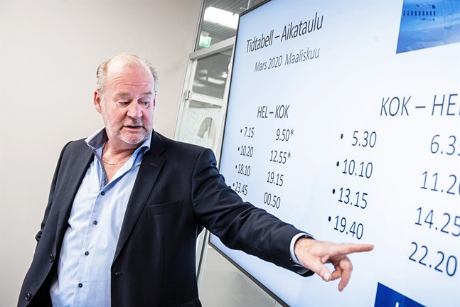 Gamla tider på tavlan men enligt Stig-Göran Forsman, vd för Kronoby Flyghangar är den nya tidtabellen utformad i samråd med företagen i regionen.