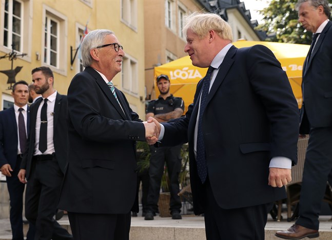 EU-kommissionens ordförande Jean-Claude Juncker skakar hand med Storbritanniens premiärminister Boris Johnson i Luxemburg.
