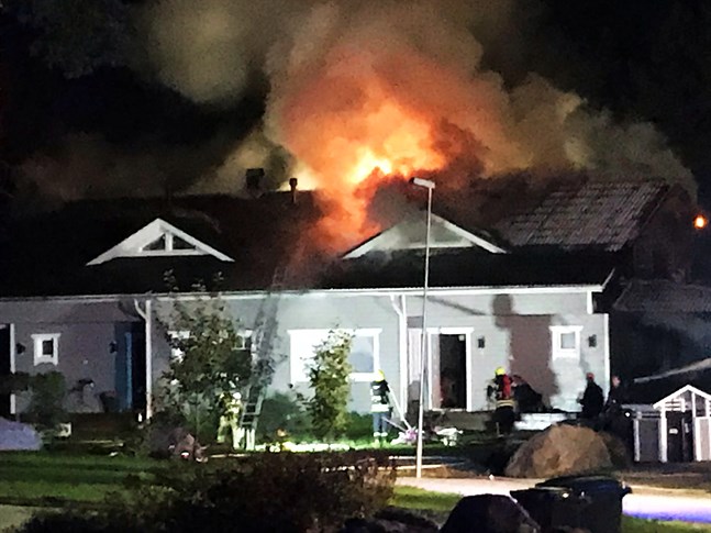 Husets tak står i lågor.