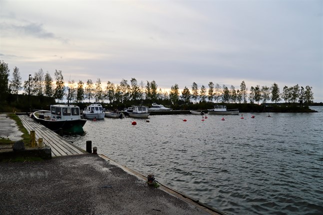 Räddningsverket fick ett larmuppdrag i närheten av Långskärs fiskehamn i Sundom.