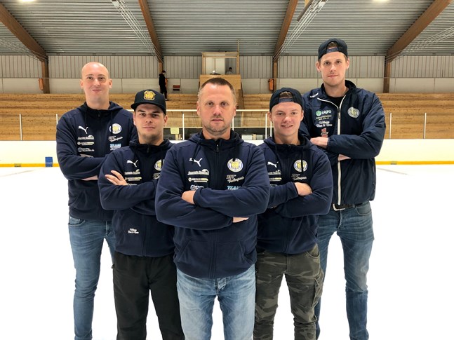 Målvakten Jonas Perus (till vänster), anfallaren Jonas Wilson, tränaren Anders Snickars, anfallaren Kevin Snickars och lagledaren Johnny Ekroos är redo för seriestart i hockeytvåan.