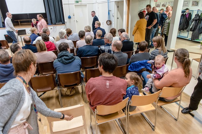 I god tid innan informationsmötet fylldes salen i Hirvlax skola av både föräldrar lokalpolitiker och bybor som vädjade för tilläggstid för skolan.