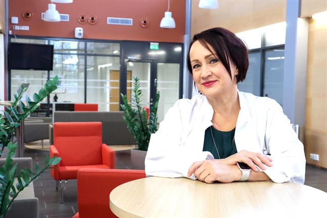 Pirjo Dabnell är specialistläkare i kvinnosjukdomar och gynekologi. Just nu jobbar hon som chefsöverläkare vid Mellersta Österbottens centralsjukhus, men tar också emot patienter.