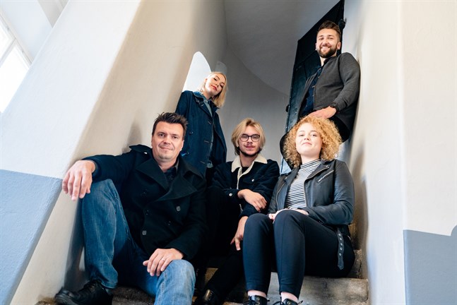 Solisterna Mathias Nylund, Maria Lahtela, Philip Järvenpää, Rebecca Varhama och Sebastian Holmgård har hittills övat på sina solon och duetter hemmavid.