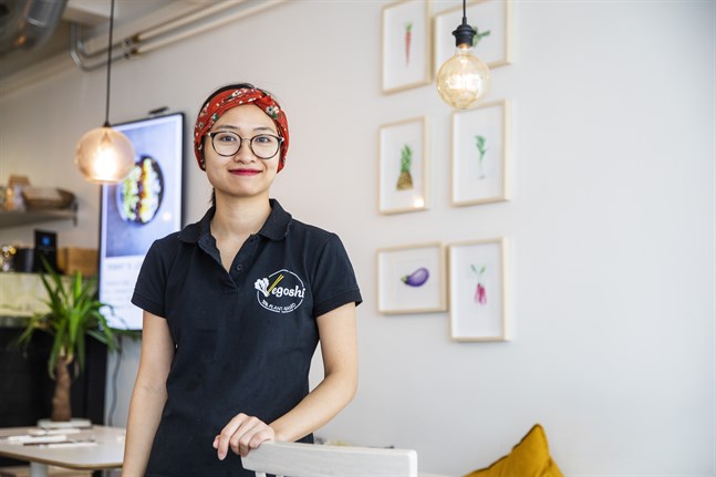 Hoang Le startade restaurangen Vegoshi på Storalånggatan i Vasa i fjol. När hon nu utvidgar till Helsingfors tvingas hon stänga i Vasa. Bilden är tagen vid ett tidigare tillfälle.
