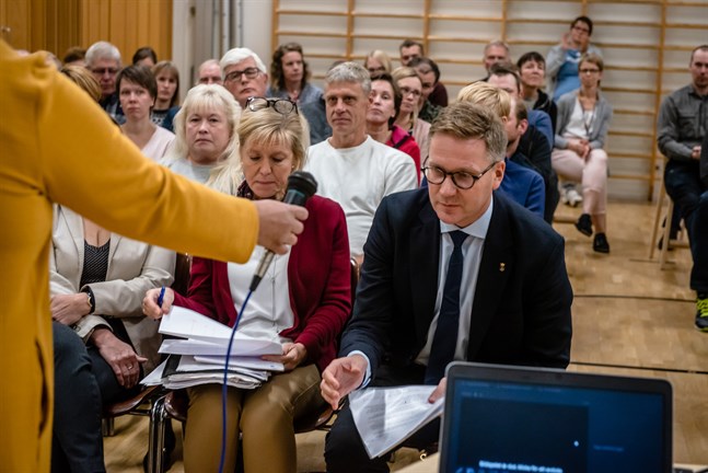 Mats Brandt håller fast vid sitt tidigare förslag om att skolan i Hirvlax läggs ner i augusti år 2022. På måndag behandlar stadsstyrelsen ärendet.