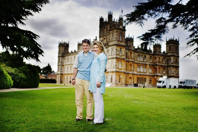 Lord och Lady Carnarvon framför Highclere Castle 2011. På slottet har tv-serien "Downton Abbey" har spelats in. Arkivbild.