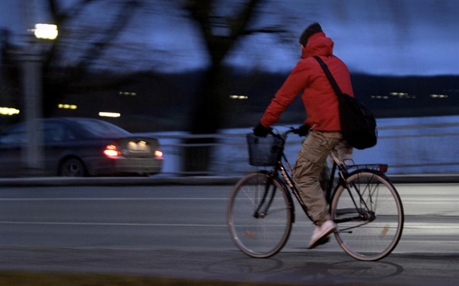 Föreningen Velova delar ut ledlampor till cyklister som saknar lyse på nya cykel- och gångbron i Dragnäsbäck. Utdelningen sker på fredagsmorgonen.