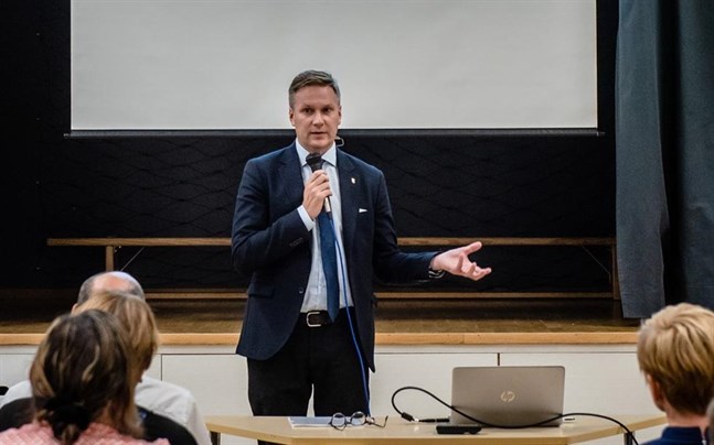 Stadsdirektör Mats Brandt berättade om Nykarleby stads ekonomiska situation på ett informationsmöte i Hirvlax skola i september i år.