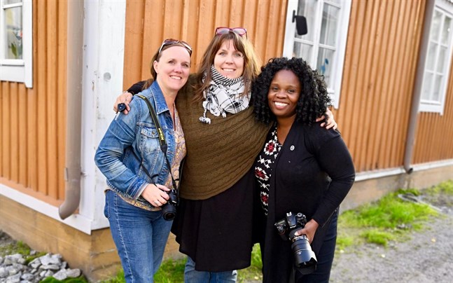 Janicke Hansen och Lola Akinmade Åkerström på vardera sidan om Linda Lindroos under besöket i Jakobstad.
