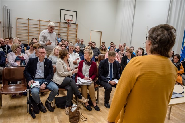 Både nämndordförande Anneli Häggblom med ryggen mot kameran och viceordförande Mikael Lindvall på första bänk vill stänga skolan i Hirvlax om tre år. I nämnden föll rösterna fyra mot fyra och Häggbloms röst avgjorde.