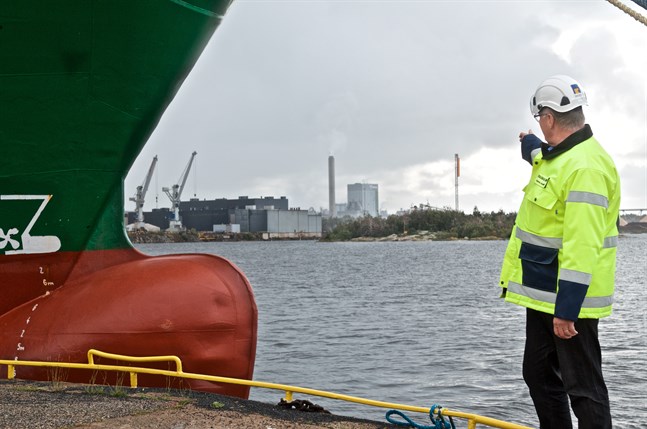 Ovälkomna gäster på öarna. Hamnchefen Hannu Asumalahti pekar ut ön Vähä-Järviluoto som förra våren intogs av skarvarna. På bilden syns de stora kranarna vid varvet Rauma Marine Constructions där nya Kvarkenfärjan byggs.