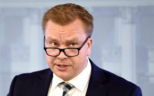 Försvarsminister Antti Kaikkonen (C) meddelade på torsdagens presskonferens att avtalen skrivs under i Åbo nästa vecka.