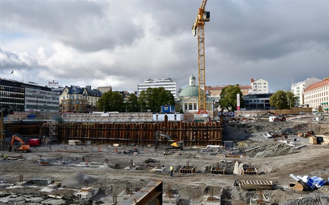 För tillfället utförs pålning av parkeringshuset vid Åbo salutorg. Pålarna går ner i berggrunden genom ett tjockt lerskikt, och de längsta pålarna är 40 meter långa.