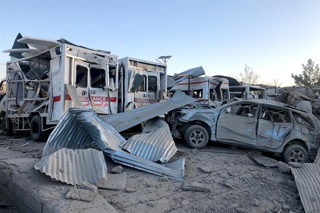 En bil lastad med sprängämnen dödade minst 20 personer vid ett sjukhus i staden Qalat i Afghanistan.