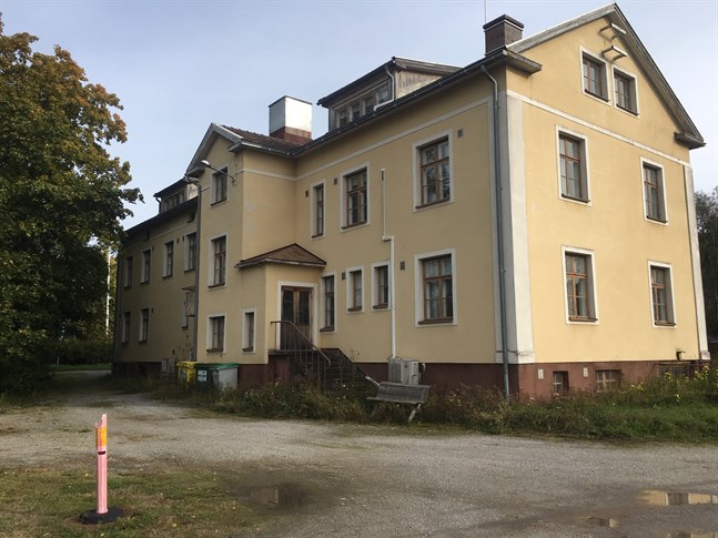 Det gamla förvaltningshuset i Nykarleby inhyste senast byggnadskontoret. Nu går det ut till försäljning igen.