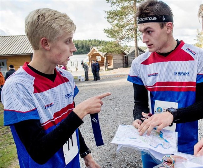 IF Brahes lag i H20 åker på ett avbräck inför helgens FM-tävlingar då Emil Johansson (till höger) inte kan starta. Nu tvingas Otto Gripenberg orientera sig fram i terrängen alltför väl medveten om att laget kommer att sakna ankare.