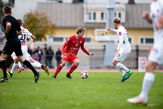 Severi Kähkönen i Jaro trivdes som vanligt med bollen framför fötterna mot TPV. Nästa vecka får han chansen att leda Jakobstadsregionen till slutturneringen inom skolfotbollen.