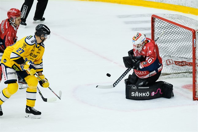 Mika Partanen, här i Jukurittröjan, provar på lyckan mot Sports ex-målvakt Mika Järvinen.
