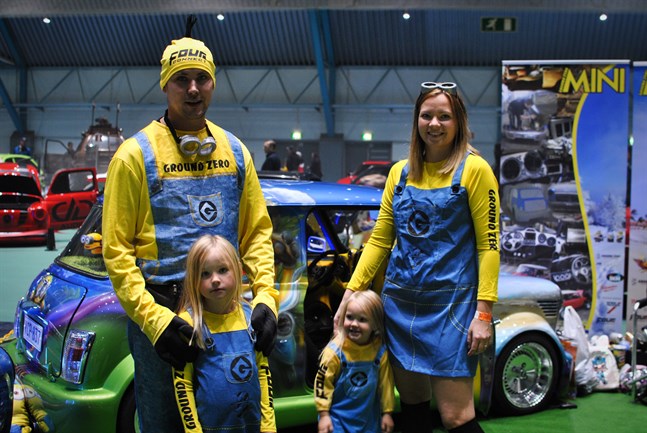 Benjamin Myllyluoma, Jaana Jussila och barnen Ellinoora och Meeri klädde ut sig till minions för att matcha sin Groundzeromini från år 1975.