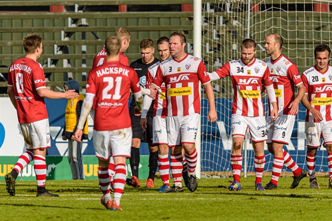 Lawrence Smith (3) har gjort 3–1 till hemmalaget och gratuleras av Juho Alasuutari, Elmer Kääntä, Jimi Hackspik, Joni Pakola, Aaro Hedman, David Carlsson och Lasse Känsälä.
