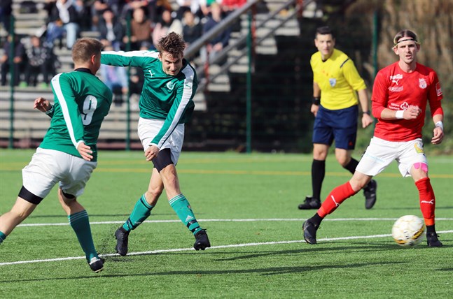 Miro Roukus var en av VPV-spelarna som kom åt att ta avslut i straffområdet i andra halvlek, men Sporting stod pall.