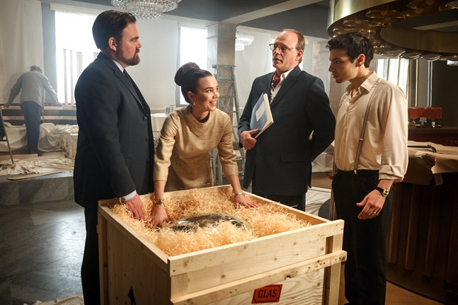 Gustaf (Mattias Nordkvist), Nina (Hedda Stiernstedt), "Bellan" Roos (Rasmus Troedsson) och Angelo (Simone Coppo) förbereder för invigningen av Djurgårdskällarens nya nattklubb. Pressbild.