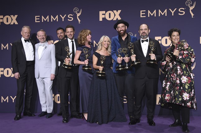 Stellan Skarsgård (till vänster), Johan Renck (trea från höger), och andra ur "Chernobyl"-gänget gläds över Emmy-framgångarna.