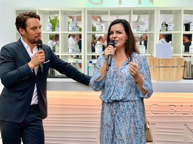 Mirja Palola berättar om Taiga, intervjuad av Mikko Leppilampi, i Arctic Lounge i Singapore.