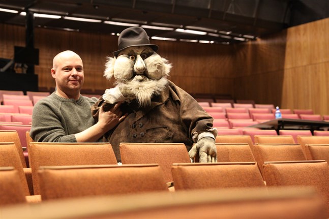 Närpesbördiga Jonas Bergqvist är dockförare till slaktaren Lazar i Wasa Teaters musikal Spelman på taket. Musikalen är teaterns jubileumsföreställning.