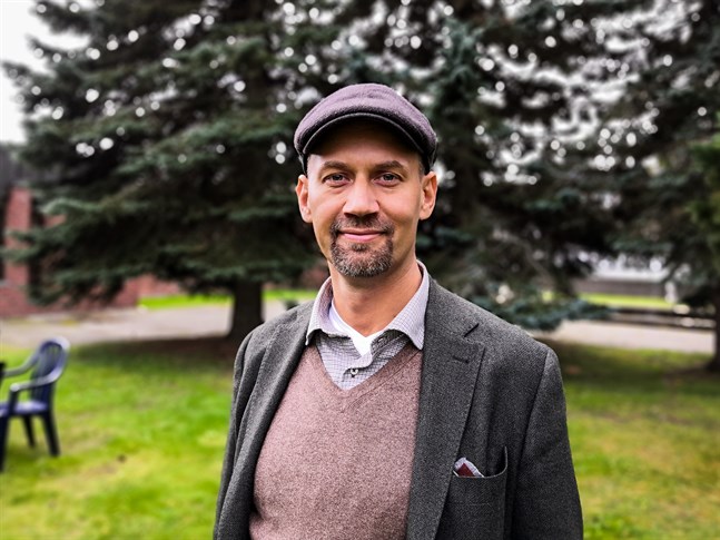 Den svenska författaren Mikael Karlsson kommer till Kristinestad för att föreläsa om miljövänligare skogsbruks.