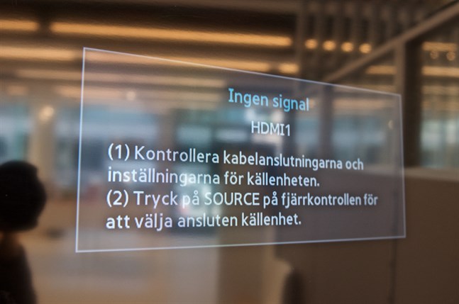 Närmare en miljon finländare i antennhushåll skulle bli utan tevebild om den gamla tekniken för teveutsändning (SD) skulle stängas ned i dag. Bild tagen på JNT i Jakobstad.