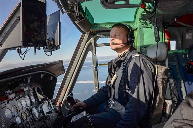 Peter Wiis på "kontoret", en Bell 212 som har utvecklats från de helikoptrar som användes i Vietnamkriget. Som att köra en traktor, tycker Peter.