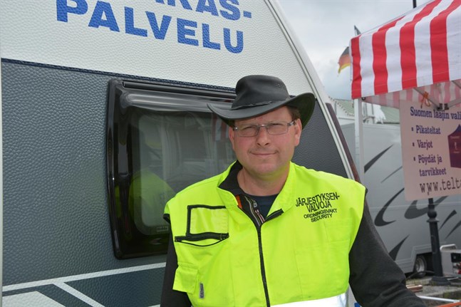 Ari Kallas håller i marknadstrådarna i Kristinestad. Nu är han redo för höstmarknaden.