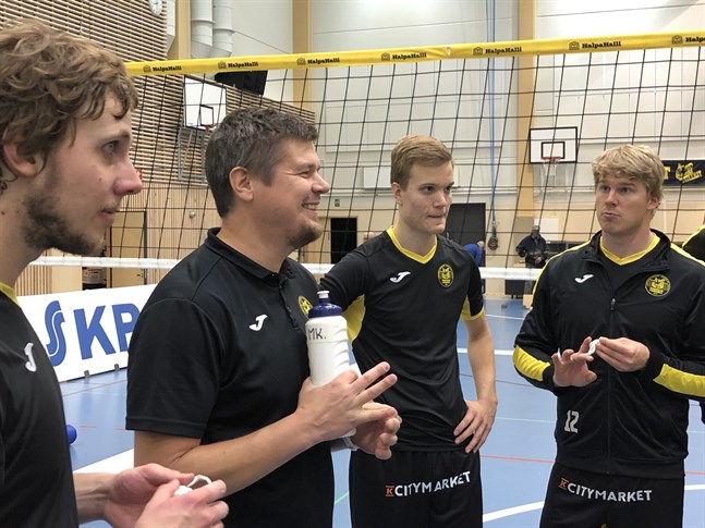 Tiikerit avslutade grundserien med en klar seger och blev fjärde i sluttabellen. Från vänster: Antti Leppälä, tränaren Mikko Keskisipilä, Rami Rekomaa och Benjami Montonen.