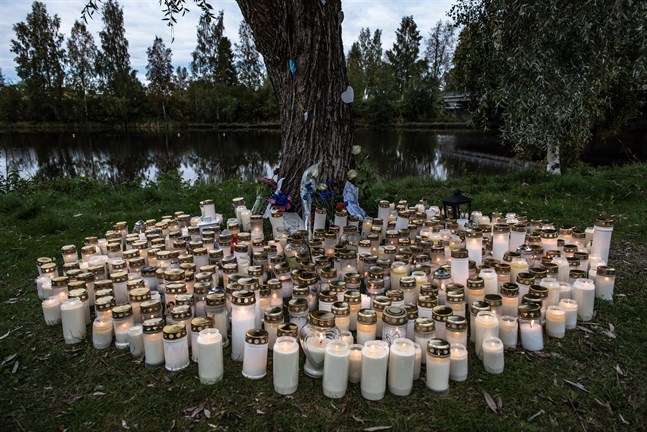 Vad vi behöver är folk som – vid behov – vågar visa prov på humant agerande, skriver Torbjörn Anderssén. Bilden är tagen vid manifestationen för människors lika värde vid Juthbacka. 26.9.2019.